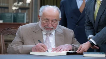 إصدار تاريخي نادر.. حاكم الشارقة يطلق النسخة البرتغالية من كتابه عن بحر عُمان